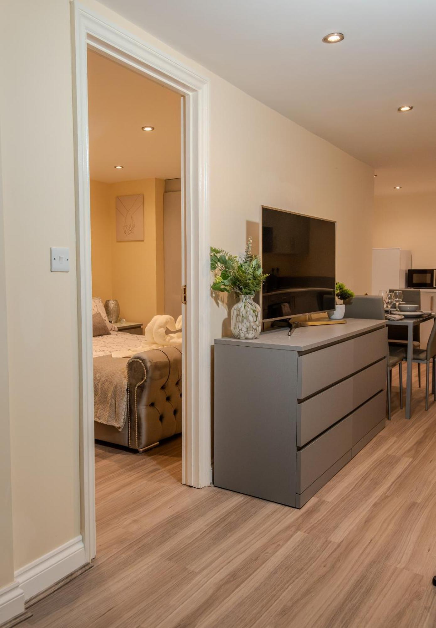 Cosy 1 Bedroom Basement Apartment With Private Patio Area Londra Exterior foto