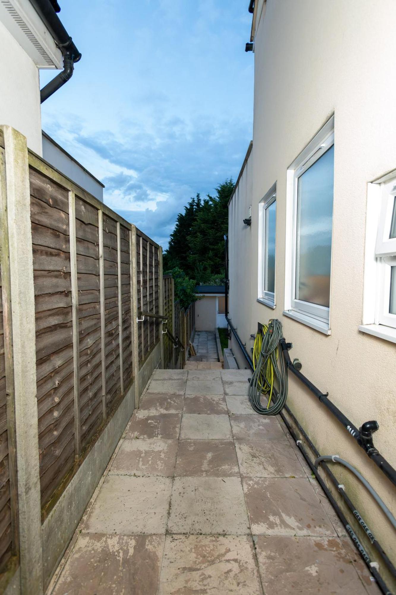 Cosy 1 Bedroom Basement Apartment With Private Patio Area Londra Exterior foto
