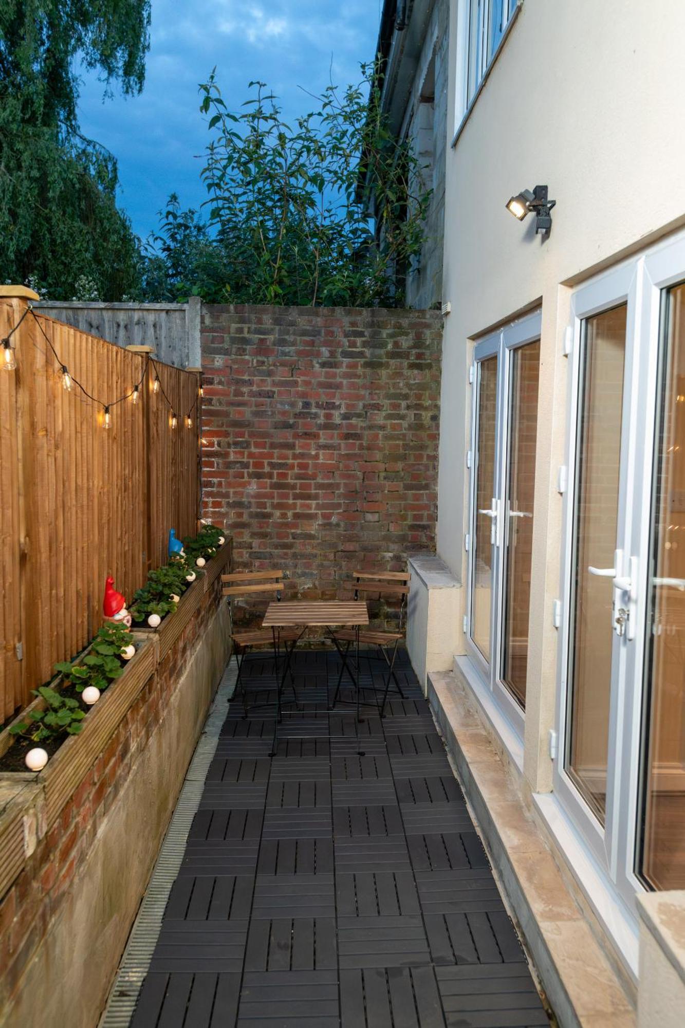 Cosy 1 Bedroom Basement Apartment With Private Patio Area Londra Exterior foto