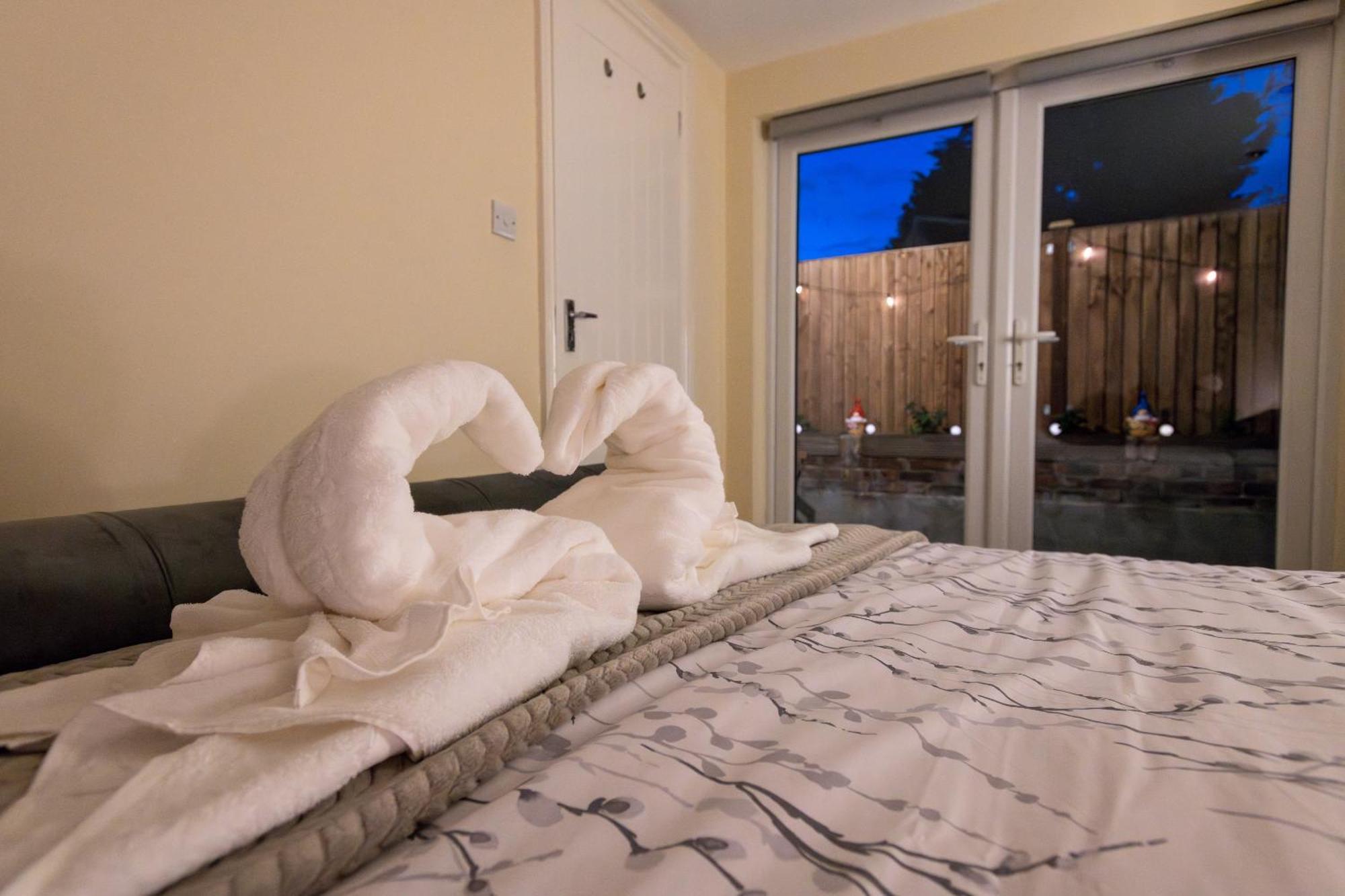 Cosy 1 Bedroom Basement Apartment With Private Patio Area Londra Exterior foto