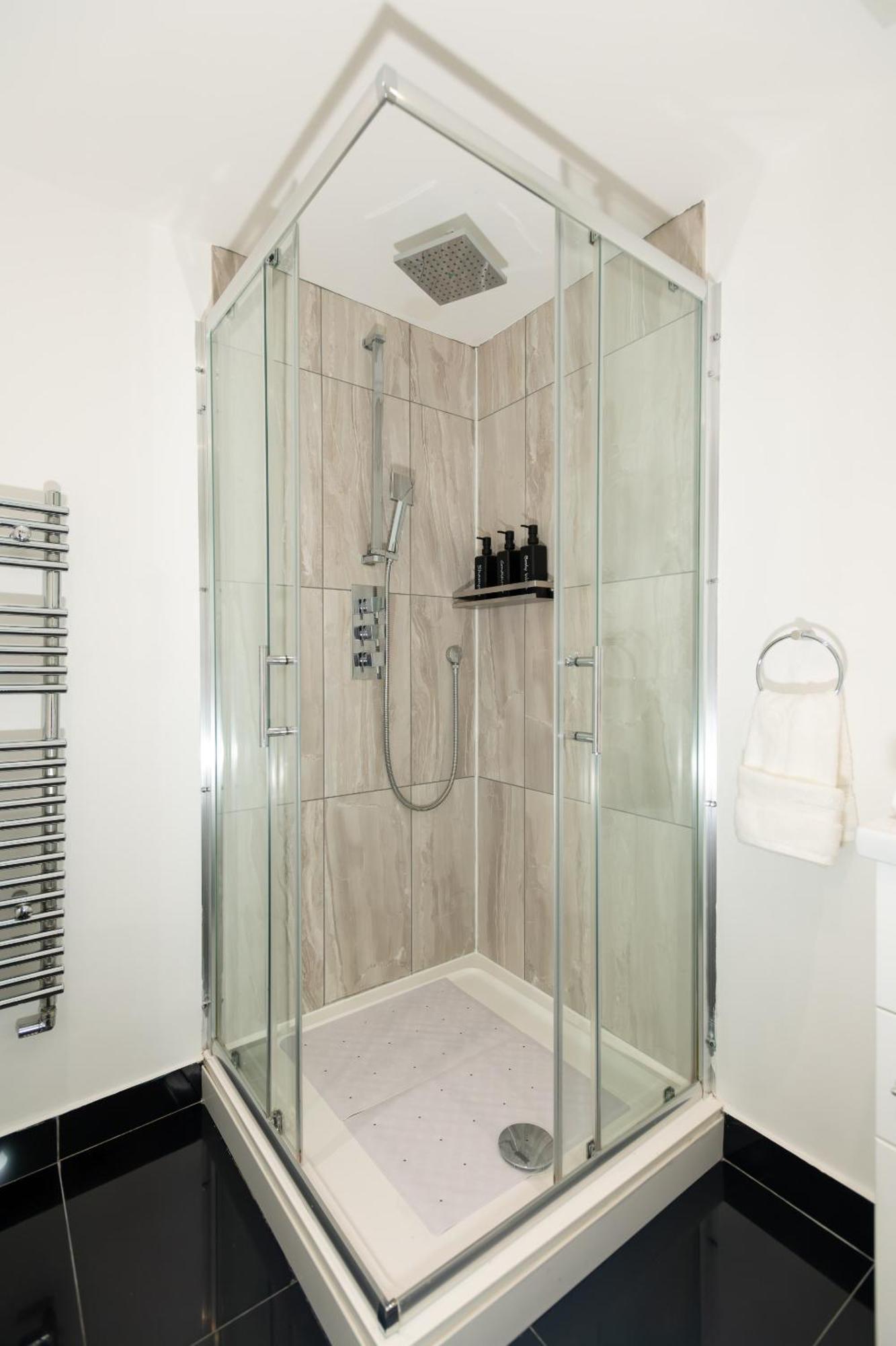 Cosy 1 Bedroom Basement Apartment With Private Patio Area Londra Exterior foto